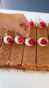 🍓✨ Gâteau spéculoos, fruits rouges & mascarpone ✨🍓 Un dessert frais, fondant et ultra gourmand 😍 À tester absolument si vous aimez les saveurs douces et légèrement acidulées 🤤 Recette ⬇️ Cette recette a cartonné sur mes réseaux sociaux ! Elle a fait des millions de vues. Pour 12 personnes Ingrédients Base biscuitée : 170 g de spéculoos 75 g de beurre fondu Crème : 600 ml de crème liquide entière (≈ 3 briquettes) 250 g de mascarpone 300 g de Philadelphia 90 g de sucre glace 1 c. à café d’extr