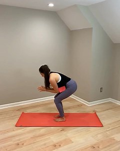 *Hip flexor strength & hamstring length*: This is one of those moments where our innocent little yoga block becomes a torture device *ahem* I mean a creative device to use for strengthening! 😈 By placing the evil block between my thigh & abdomen, my hip flexors on that leg are forced to work in a short range. And they’re challenged further when I straighten my leg out in front of me while I’m standing on one leg. (That move is tough! 😅) Speaking of standing on one leg, another element that kee