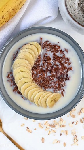 Matteo | Easy High Protein Recipes on Instagram: "my everyday breakfast since 2017 • Follow @mattsfitchef for more easy healthy recipes (DE 1. Kommentar/ IT 2. commento) SAVE the recipe👇 INGREDIENTS - 50 g (1/2 cup) oats - 30 g (1/3 cup) protein powder (casein or vegan protein, not whey, see notes*) - 1 tbsp cocoa powder - maple syrup or honey (optional, to taste) - a pinch of salt - 300 ml (1 1/4 cup) water or milk DIRECTIONS - Bring milk or water to a boil in a pot, then add all ingredients a