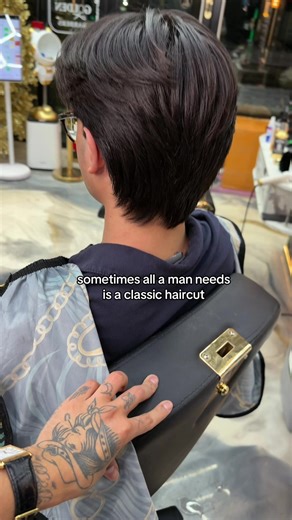 More structure there, better grow out and a look that works in a suit, a meeting, or a night out just like that for any occasion ⚖️ ⚜️ I’m in Downtown Toronto and I specialize in clean, timeless looks tailored to men who care about detail, image, and precision 🥂 Book with link in my bio and make it happen today #classicstyle #hairflow #european #menshair #layeredhaircut