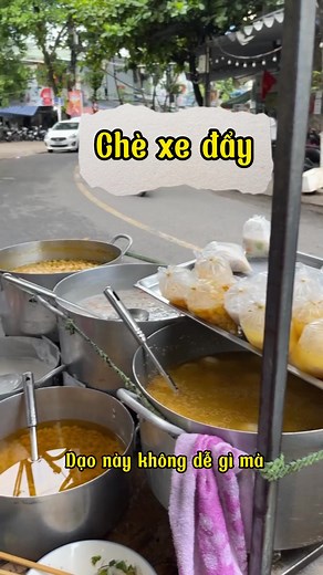 841K views · 7.7K reactions | Xe đẩy chè với đủ các thể loại chè như chè đậu ván, chè trôi nước,.. là 1 bầu trời tuổi thơ mà hiện tại rất khó để tìm gặp trên những con phố đó nhe ^^ #helenrecipes #monanmoingay #congthucmoingay #recipes #cooking #anngonmoingay #meohay #congthucnauan #meovatnauan #reelsvideo | Helen's Recipes | Facebook