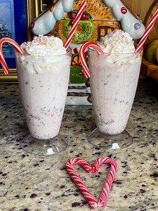 4.4K views · 72 reactions | Copycat Chick Fil A peppermint chip milkshake, recipe in comments! A must make if you love peppermint. Save and share and folllw for more! #copycatrecipe #peppermintchipmilkshake #copycatchickfila #peppermint | Stephanie Gigliotti | Facebook