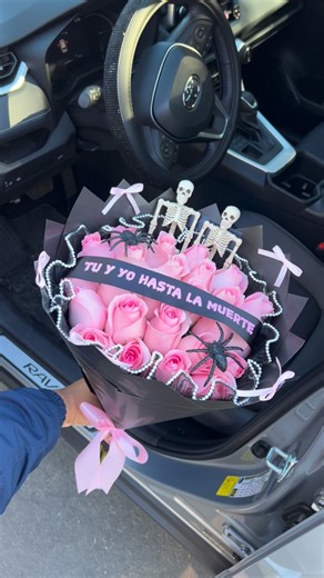 ❀ CUSTOM FLOWER ARRANGEMENTS ❀ on Instagram: "Tú y yo hasta la muerte 🔒💗🪦 Riverside Florist | Fresh Flower Delivery & Custom Bouquets 🌹 Flowers for Every Occasion – Birthdays, Graduations, Anniversaries & More 💐 Luxury Arrangements & Personalized Floral Gifts 📍 Serving Riverside, Moreno Valley, Corona, San Bernardino & Surrounding Areas ✨ DM to Order Today #spookybouquet #spookyseason #pumkinpatch #riversideflorist #ieflorist #ramobuchon #custombouquet #halloweenbouquet"