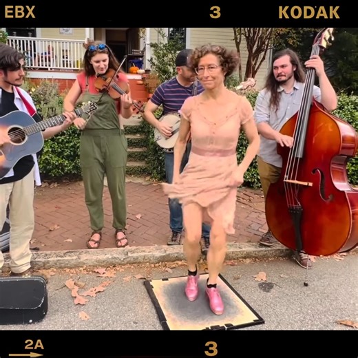 Miss Moonshine Buckdances Fastest Bluegrass Fiddle Tune Ever - Chomp and Stomp ‘22 - Yellow Dandies | Old But Gold