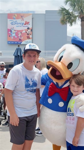 Meeting Donald Duck Meet & Greet In Hollywood Studios at Disney World #donaldduck #disney #disneyworld #hollywoodstudios #disneyparks | Brockzilla Productions