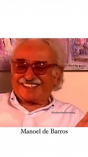 Literatura Brasileira ♡︎ on Instagram: "Manoel de Barros foi um escritor modernista brasileiro pertencente à terceira geração modernista, chamada de “Geração de 45”. É considerado um dos maiores poetas brasileiros, o qual foi agraciado com diversos prêmios literários. Destaca-se o “Prêmio Jabuti” que recebeu duas vezes com as obras: O guardador de águas (1989) e O fazedor de amanhecer (2002). Manoel de Barros foi um escritor modernista brasileiro pertencente à terceira geração modernista, chamad