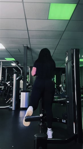 Eerste training van het jaar ✔️ Vol gas met LA Nutrition pre-workout 💥 Benen en billen goed aangepakt, brandend maar tevreden 🦵🔥 Daarna even onder de zonnebank om die winterdip te skippen ☀️ En dan relaxed door de sneeuw naar huis ❄️🚗 Weekend vibes: ON 😌 Sterke start van het jaar 💪✨ ambassadeur @lanutrition.nl kortingscode BEA10 @Ultrasport #curvyfitness #curvyfit #tattooqueen