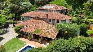 玛丽娜参观了金塔湖畔一间温馨的小房子，住在一个小房间里_哔哩哔哩_bilibili