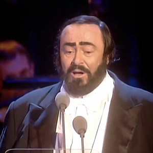 With Christmas approaching, we’re reminiscing and getting in the spirit with The Three Tenors’ iconic performance of “Winter Wonderland” at Christmas in Vienna, 1999. | Luciano Pavarotti