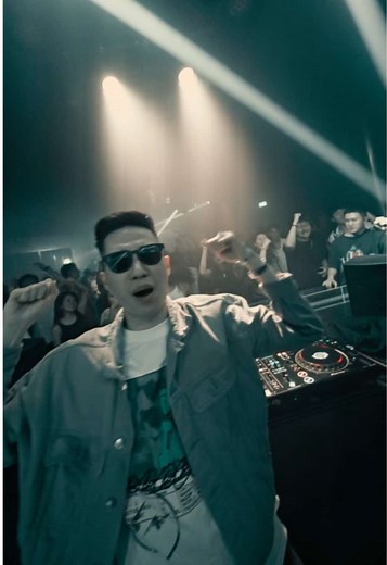 Epic DJ Mashup for Clubbing and Raving Enthusiasts
