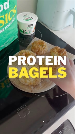 5.1K views · 90 reactions | Start your day off strong with these affordable, protein-packed bagels 說 Perfect for meal prepping breakfast! RECIPE 1 cup all purpose flour 2 teaspoons baking powder 3/4 teaspoon kosher salt, use less if using table salt 1 cup cottage cheese, excess liquid strained 1 large egg, beaten optional: everything bagel seasoning Bake in the oven for 25 minutes at 375F, or in the airfryer for 14 minutes at 280F. | Food Basics | Facebook