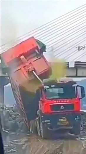 Hydraulic Truck Accident Caught on Camera 🤕🚚