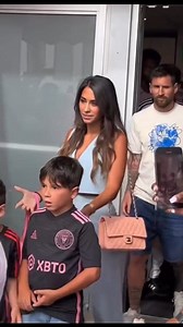 Leo Messi et sa famille ont été accueillis par des milliers de supporters lors de leur sortie dans un super marché. Le GOAT était surpris ! #fblifestyle | Messi Fans Zone