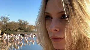 Tonya Kinzinger (Un si grand soleil) joue les naïades topless au creux des vagues (PHOTO) - Télé 2 Semaines