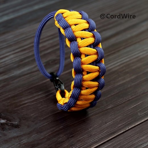 Half Cobra Paracord Bracelet with Carabiner