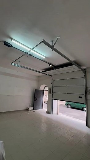 Porta sezionale per garage automatico | Apertura verticale, sicurezza e spazio libero