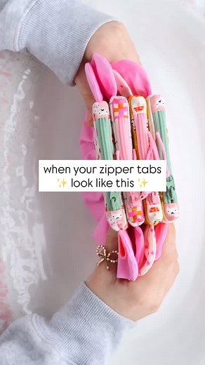 Love some neat ZIPPER TABS ❤️ Ohhh and bonus points for using up some scraps, even better if you get to fussy cut them 🪸🌷🌸✨ #zippertabs #sewingpattern #thesundayruffle #zipperbag #bagmaker | Sweet Cinnamon Roses