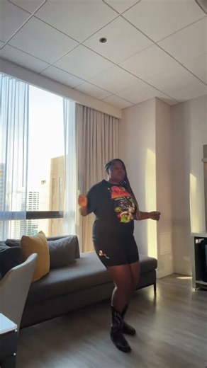 Ofcourse I have to learn a new dance with this perfect view behind me. #danger #linedance #chicago