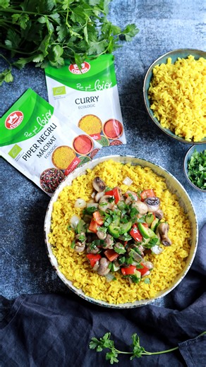 Cristian Borod on Instagram: "⭐️Uneori descoperi o rețetă și te întrebi de ce n-ai făcut-o mai devreme. Nu-mi vine să cred că n-am gătit orezul așa până acum! Ingrediente: • 2 măsuri orez cu bob lung • 1 măsură lapte de cocos • 2 măsuri apă • 1 lingură curry @cosmin_condimente Bio • 1/4 ardei roșu • 1/4 ceapă • 1/4 dovlecel • 4–5 ciuperci • Puțin ulei • Sare • Piper negru măcinat Cosmin Bio Mod de preparare: 1. Este simplu de făcut. Fierbi cele două măsuri de orez cu bob lung într-o oală, cu dou