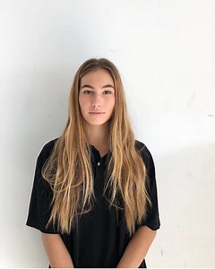 Dominick Serna on Instagram: "Thick Mid length haircut tutorial|| cut the perimeter using a @featherrazor square this makes the line soft she has a lot of hair don’t want it to be a bulky line make sure you use a new blade when using a razor don’t want a dull blade that destroys the hair|| part a small triangle section for the face frame cut to the length you want I use the razor to make the guide soft|| follow the guide using scissors slide cutting towards your stomach it’s very easy to give th