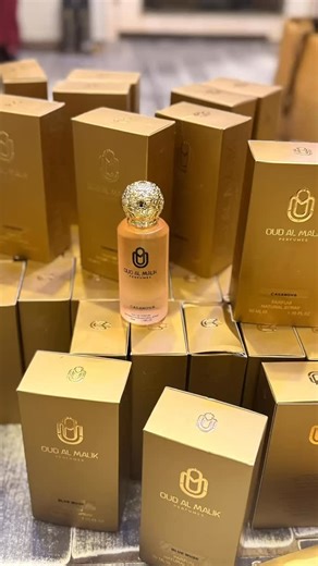 Oud Al Malik est un parfum oriental résolument audacieux. Il s’ouvre sur une profonde note de bois de oud, intense et majestueuse, accompagnée de notes de patchouli et d’une douceur vanillée. Disponible telephone 📞 781232814 #oudalmalik #oud #parfum #sénegal | Lunivers Desparfums Chezara