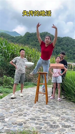 一女子展现失传已久的功夫绝活，直接把路人都看得一头雾水，智利队愣在原地不知所措，有谁看出这是咋么做到的？这也太有趣啦！#万万没想到 #危险动作请勿模仿