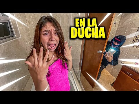 UN FAN ESPIA A MI NOVIA BAÑÁNDOSE * Le Toma Fotos
