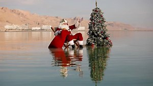 Tourism Ministry spreads a little Christmas cheer with Santa Claus | The Jerusalem Post