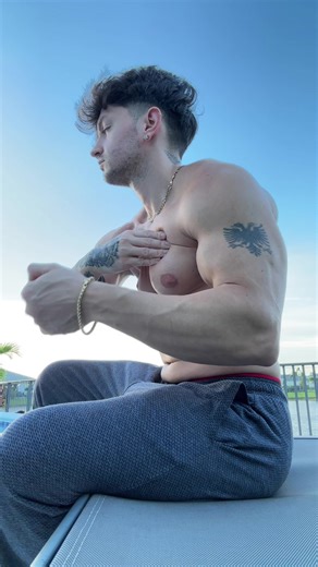 The BEST CHEST workout ? #gymtok #arms #biceps #mexico #mexico🇲🇽 #workout #chest #fyp #muscle #chest #body #bodybuilding #physique #muscle #posing #lifitng #lifter #lift #gym #training #gymtok #weights #weighttraining #workout #fyp #fypage #foryoupage #weights #motivation #aesthetic #aesthetics #effort #intensity #fentysuperbrandday