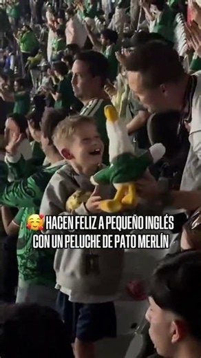 ¡MEXICANO obsequia PELUCHE del PATO MERLÍN a niño en MÉXICO vs. INGLATERRA!