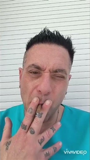 el moji , cuando me kieren presentar a alguien