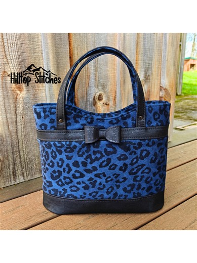 A new pattern and a birthday sale too! Introducing the latest pattern from Sincerely Jen patterns - the Rachel Handbag & Tote! Here's my tester version (in the Handbag size) and is made from cork and scuba fabric. 😉 Make sure to grab ALL your Sincerely Jen patterns that you've been wanting to try NOW - Today only!! 43% off, no code needed*!! ❤️❤️ 🛒 SH0P here: www.sincerelyjenpatterns.com *excludes the newly released Rachel Handbag and Tote which is already on intro pricing* #hilltopstitches #s