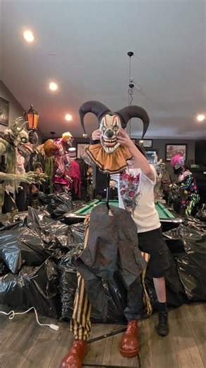 Spirit Halloween Nibbles The Clown Halloween animatronic Set-up