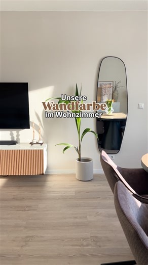 homely by mi on Instagram: "Unsere neue Wandfarbe im Wohnzimmer 🤍 „Leichtes Leinenbeige“ von Schöner Wohnen. (Der Name beschreibt den Farbton perfekt) Für mich die absolut perfekte Farbe, da ich mir Wände gewünscht habe, die immer noch dezent aussehen, um jederzeit passend umdekorieren zu können, aber dem Raum trotzdem mehr Wärme verleihen. 🥹 #interior #home #wandfarbe"