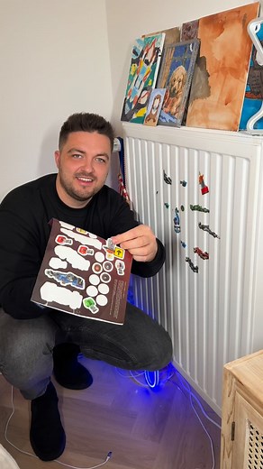 ZO SIMPEL?!😱 Had je dit maar eerder geweten! 😅 Stickers… op potjes, op meubels, of op de verwarming waar je kind helemaal is losgegaan 😅 Je krijgt ze er nooit fatsoenlijk af. Tot vandaag! 👀 Spray de sticker in met glasreiniger, leg er een velletje wc-papier op zodat het goed kan intrekken (lekker nat maken) en wacht 5 minuutjes. De sticker lijm laten zó los… zonder kracht. ✨ Probeer maar eens! 🙌 Sla deze tip op voor later!❤️ En tag iemand die dit moet weten!😱👇 #handigetip #handigetips #ti