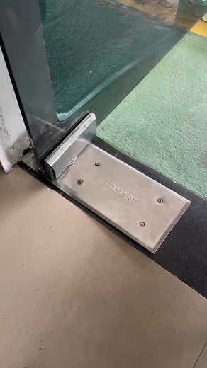 🇧🇷 Agora você vai aprender de uma vez por todas como fazer a substituição de uma mola de piso hidráulica!* 🔧💥 A famosa *mola de piso* é quem garante o fechamento automático da porta com precisão e segurança. Assista até o fim, repare nos detalhes e veja como esse serviço exige técnica e atenção! 👀 ⚠️ *Serviço indicado para profissionais! Não tente fazer sem orientação técnica.* *🇺🇸 Now you’re finally going to learn how to replace a floor spring hydraulic door closer!* 🔧💥 The well-known 