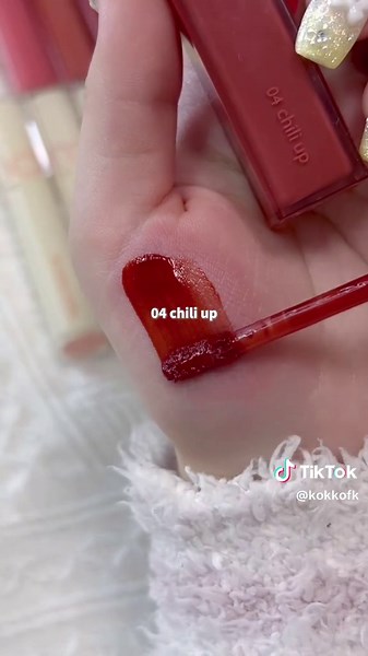 ロムアンドって絶対どのパーソナルカラー向けの色も出してくれるからほんとに助かる😭💓 タイプわからない人や初心者さんは迷ったら14ピーチモカか16チアリーピンクがおすすめ🫶🏻💋 #ロムアンド #romand #デュイフルウォーターティント #dewyfulwatertint #韓国コスメ #プチプラコスメ #liptint #cosmetics