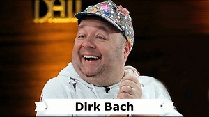 Heute ist der 9. Todestag des deutschen Schauspielers und Komikers † Dirk Bach (* 23. April 1961 in Köln; † 1. Oktober 2012 in Berlin). Bekannt als der Mann mit dem ausladenden Kugelbauch und dem Wahnsinns-Humor hat er in seinem Leben eine erstaunliche Karriere hingelegt. Ob im TV, auf der Bühne oder im Theater – das Multitalent begeisterte stets mit vollem Körpereinsatz! Erste Bühnenerfahrung kann der 1961 in Köln geborene Schauspieler Dirk Bach vor allem in der Off-Theater-Szene mit Auftritten