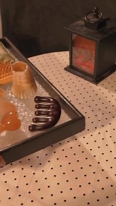 Chuanzhi herbal soup head spa techniques According to Traditional Chinese Medicine, the head is the meeting point of all yang meridians. Nine meridians run through the head, including the Ren Meridian, the Du Meridian, the Stomach Meridian of Foot Yangming, the Gallbladder Meridian of Foot Shaoyang, the Large Intestine Meridian of Hand Yangming, the Triple Burner Meridian of Hand Shaoyang, the Small Intestine Meridian of Hand Taiyang, the Bladder Meridian of Foot Taiyang, and the Liver Meridian 