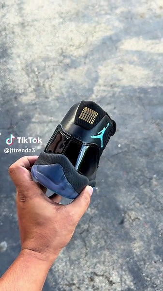 Buy Air Jordan 11 Concord for $500