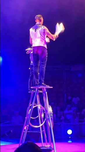 Amazing Circus Performance! 🎪 Juggling Master at Work!