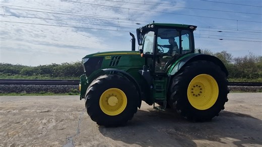 John Deere 6215R