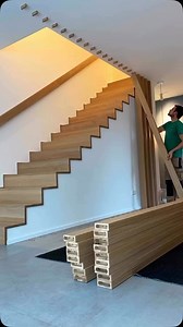 #FeaturedReno 🏚️ A Modern Staircase Design in Oak Wood 😍 The oak wood gives the staircase a warm and natural appearance, enhancing any space. The oak wood slats of the staircase railing not only create a visual highlight but also provide a harmonious connection between the floors. Combining modern, clean design with the timeless beauty of oak wood, this staircase becomes a focal point in any room. Video by: @padati_de 🎯Tag someone who NEEDS to see this! ——————————————————————————- Follow us @