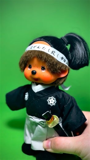 Ready to meet a history legend? 🇯🇵⚔️ Say hello to the Monchhichi Sakamoto Ryōma! This collectible pays tribute to the famous Samurai and political activist from the Bakumatsu period. Look at the incredible details: the traditional kimono, the hachimaki headband, and the tiny katana! This is a must-have for anyone who loves Japanese history and rare Monchhichi pieces. A true blend of kawaii and culture! Do you collect the Japanese historical Monchhichi series? Tell us which one is your favorite