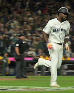 260K views · 3.9K reactions | Este fue el bat flip de Randy Arozarena en el Opening Day 2025, ¿lo volverá hacer en el Opening Day 2026?  | MLB Español | Facebook