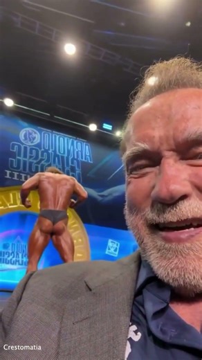Arnold Schwarzenegger celebra el triunfo de su hijo en fisicoculturismo