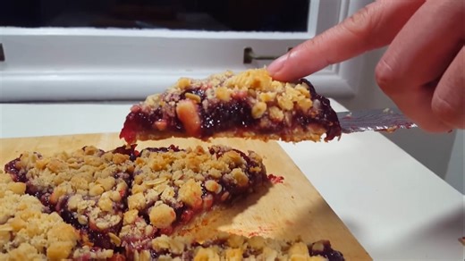 Make Crispy & Yummy Raspberry Crumble Bars
