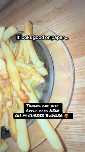 Applebee's NEW OMCheese Burger Review: A Cheesy Surprise