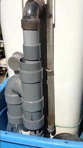 サイフォンの原理 負圧バランス流れ 立形自動始動ユニット・貯水面以上に管内水位があれば管内は水位分負圧になり、水位差が在ると負圧バランスにより低圧方向に上昇し、頂部を通過して低位置方向に流れる。