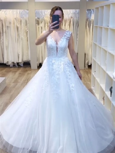 ✨ SPROOKJESACHTIG MOOI ✨ Ben jij een echte 'princess bride'? 👑 Deze romantische A-lijn met wijde tule rok, kapmouwtjes en een prachtig rugaccent is een absolute droom. 💰 Prijs: Onder de €1300,- 📍 Locatie: D’Amore Amersfoort 👉 Volg ons voor dagelijkse inspiratie en de leukste budgettoppers! 🥂 💬 Droom jij ook van een prinsessenjurk? Geef haar dan een wit hartje in de comments! 🤍 #trouwjurk #bruid2026 #budgetbruid #fyp #trouwinspiratie